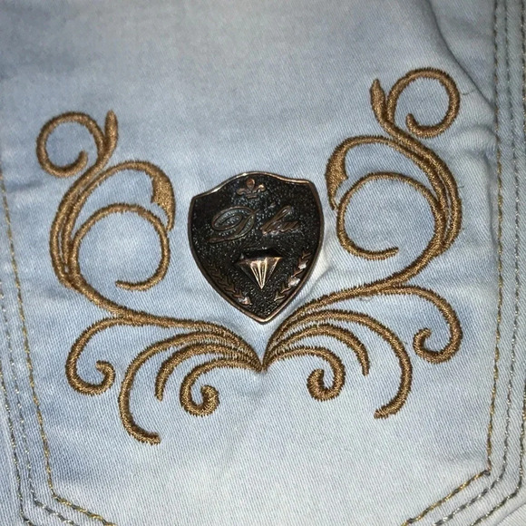 D’LUI distressed shorts from Brazil embroidered embellished back pocket size 10 - Picture 4 of 8